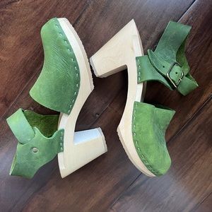 Never-Worn Emma Closed-Toe Clogs